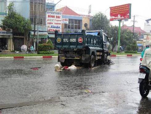 Xe tải “nuốt` hai xe máy, nạn nhân thoát chết hy hữu