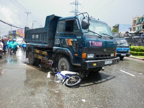 Xe tải “nuốt` hai xe máy, nạn nhân thoát chết hy hữu