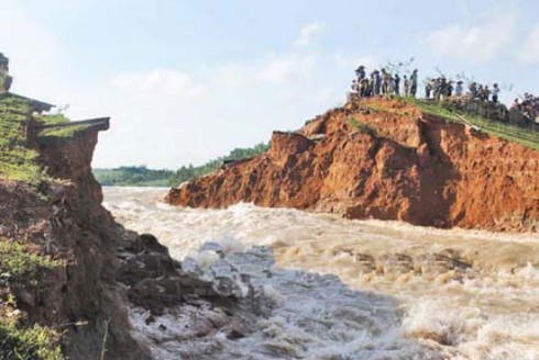 Vỡ đập giữa trưa, hàng trăm người dân chạy toán loạn