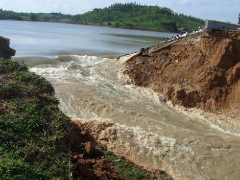 Vỡ đập giữa trưa, hàng trăm người dân chạy toán loạn
