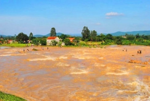 Vỡ đập giữa trưa, hàng trăm người dân chạy toán loạn