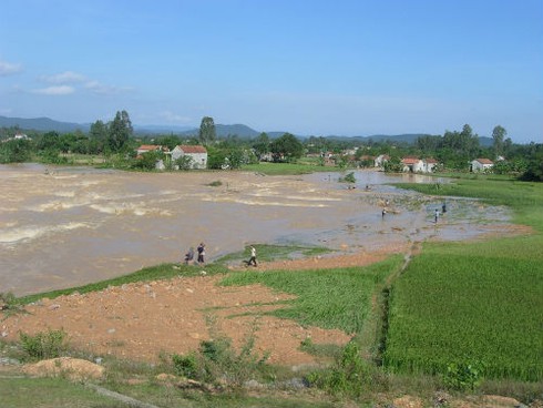 Vỡ đập giữa trưa, hàng trăm người dân chạy toán loạn