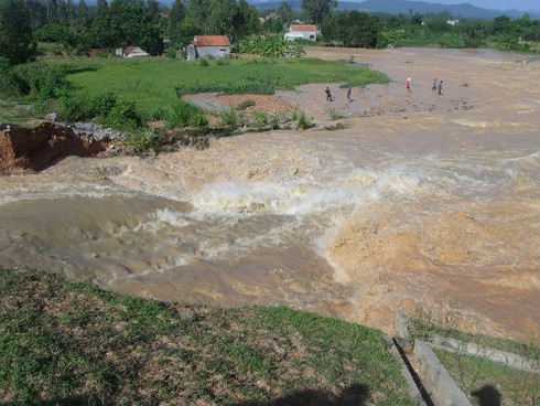 Vỡ đập giữa trưa, hàng trăm người dân chạy toán loạn