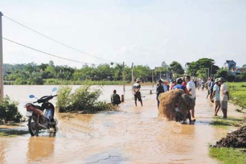 Vỡ đập giữa trưa, hàng trăm người dân chạy toán loạn