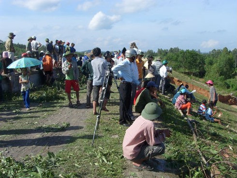 Vỡ đập giữa trưa, hàng trăm người dân chạy toán loạn