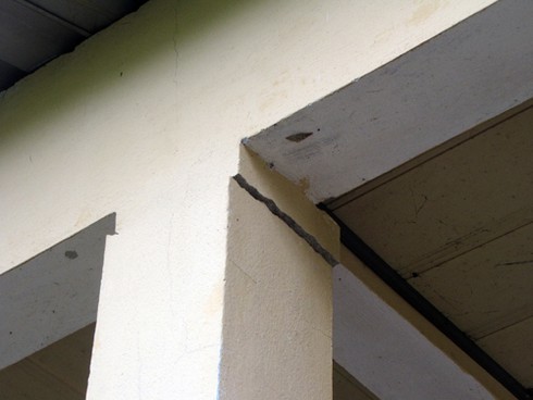 Quảng Nam: Nhà dân nứt toác vì động đất