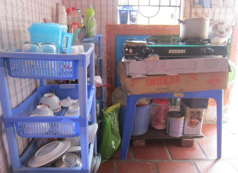 Nơi `đi vệ sinh bị bấm giờ`: Tiền gửi con gần hết lương mẹ