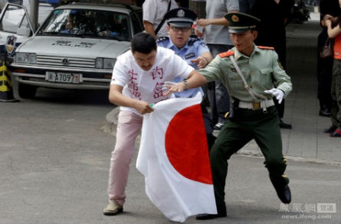 Xinhua đưa tin “tàu quân đội Trung Nhật đọ súng tại đảo Điếu Ngư”?
