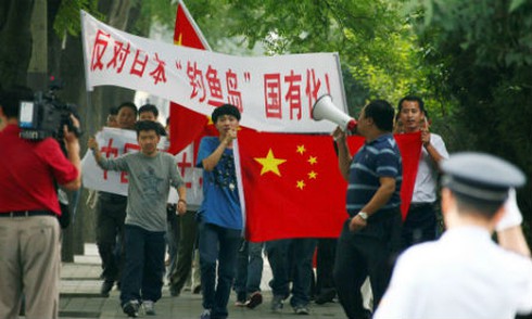 Xinhua đưa tin “tàu quân đội Trung Nhật đọ súng tại đảo Điếu Ngư”?