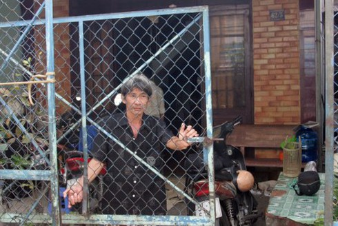 TP.HCM: Ngang nhiên lao vào nhà dân chém người