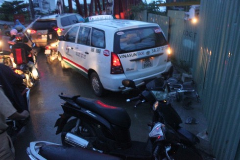 Nhấn nhầm số lùi, taxi chèn hàng loạt xe máy