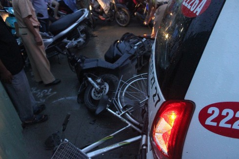 Nhấn nhầm số lùi, taxi chèn hàng loạt xe máy