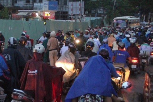 Nhấn nhầm số lùi, taxi chèn hàng loạt xe máy