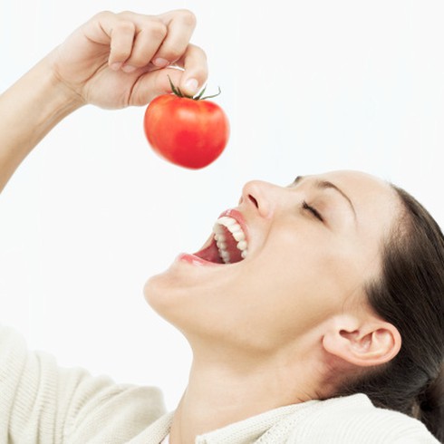 7 cách trắng da bất ngờ với cà chua
