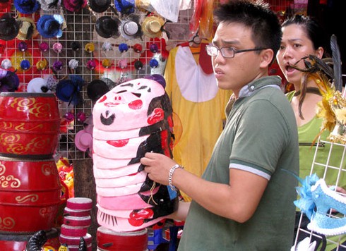 Rự rỡ Trung thu sớm trên phố Hàng Mã