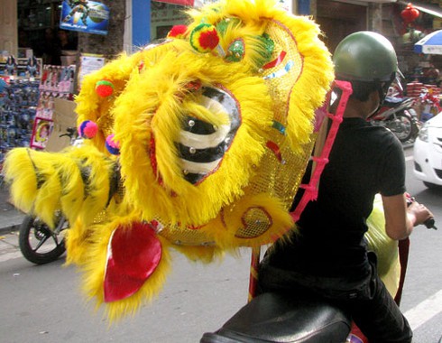 Rự rỡ Trung thu sớm trên phố Hàng Mã