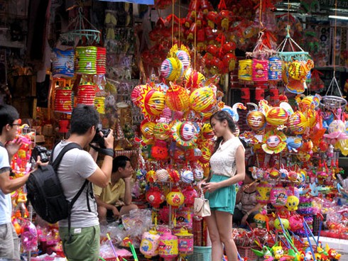 Rự rỡ Trung thu sớm trên phố Hàng Mã