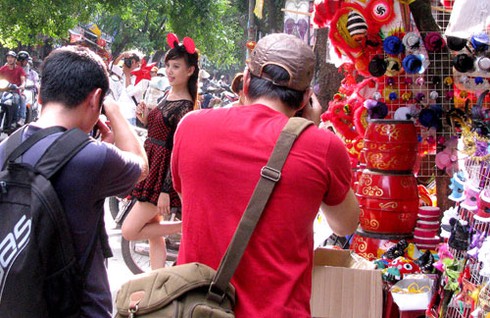 Rự rỡ Trung thu sớm trên phố Hàng Mã