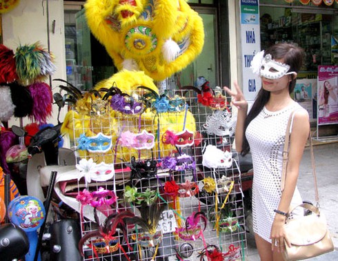 Rự rỡ Trung thu sớm trên phố Hàng Mã