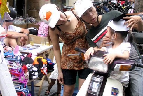 Rự rỡ Trung thu sớm trên phố Hàng Mã