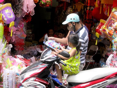 Rự rỡ Trung thu sớm trên phố Hàng Mã