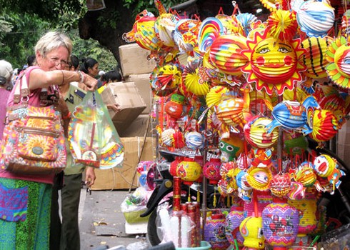 Rự rỡ Trung thu sớm trên phố Hàng Mã