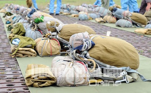 Đặc công Việt Nam tập đổ bộ đường không