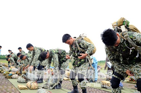 Đặc công Việt Nam tập đổ bộ đường không