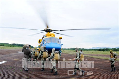 Đặc công Việt Nam tập đổ bộ đường không