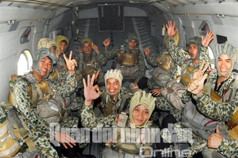 Đặc công Việt Nam tập đổ bộ đường không