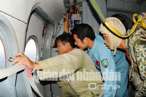 Đặc công Việt Nam tập đổ bộ đường không