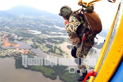 Đặc công Việt Nam tập đổ bộ đường không