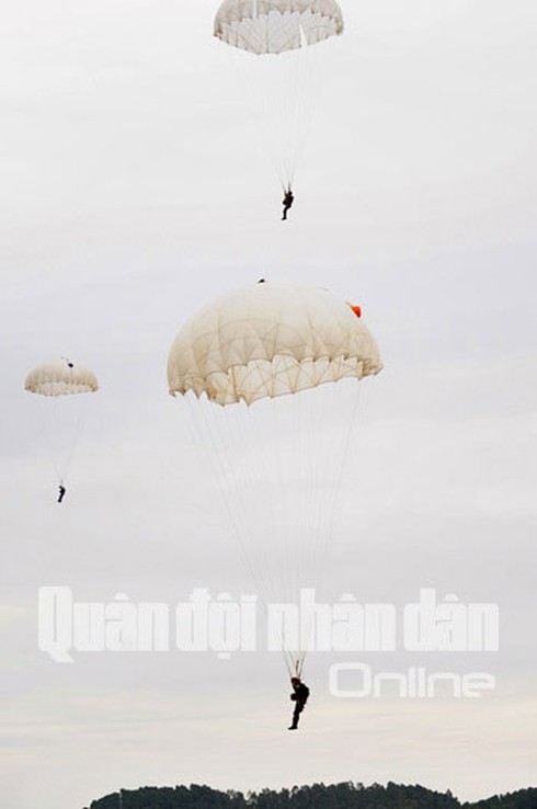 Đặc công Việt Nam tập đổ bộ đường không