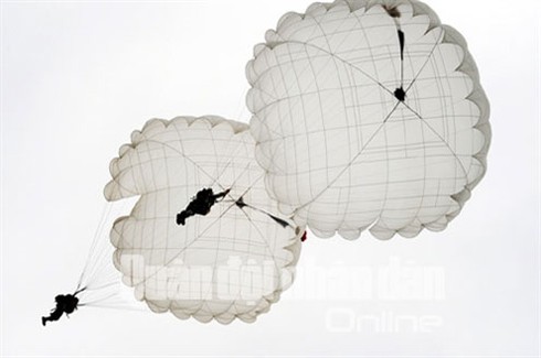 Đặc công Việt Nam tập đổ bộ đường không