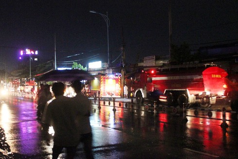 Cháy lớn tại công ty may mặc ở TP.HCM