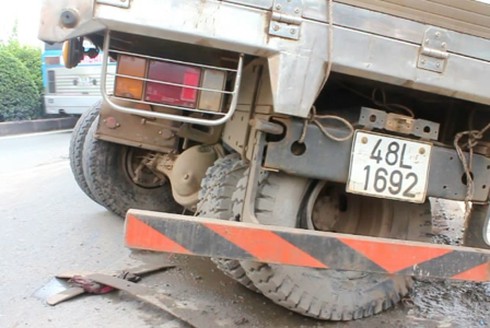 Xe tải nổ bánh tông người trọng thương