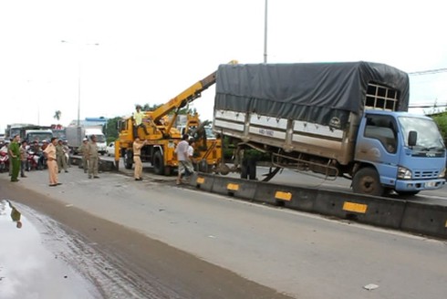 Xe tải nổ bánh tông người trọng thương