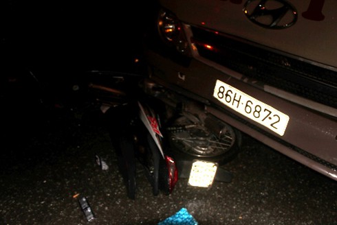 Xe tải nổ bánh tông người trọng thương