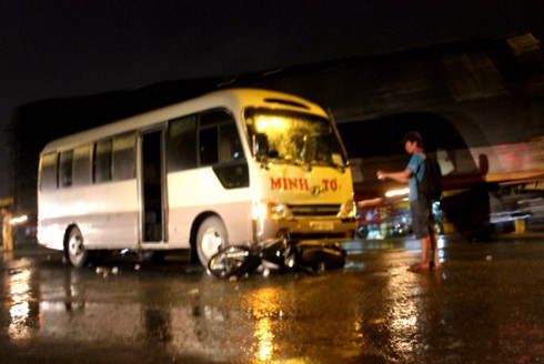 Xe tải nổ bánh tông người trọng thương