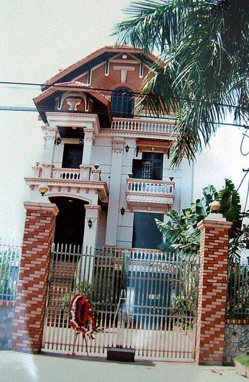 Nhà nữ giám đốc bị khủng bố bằng tiểu sành chứa đầu chó