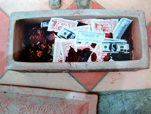 Nhà nữ giám đốc bị khủng bố bằng tiểu sành chứa đầu chó