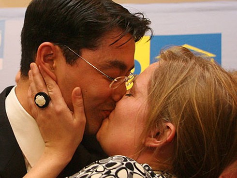 Những giây phút tình tứ của vợ chồng Bộ trưởng Đức gốc Việt