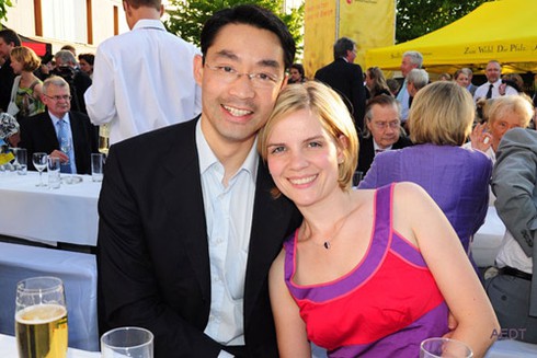 Những giây phút tình tứ của vợ chồng Bộ trưởng Đức gốc Việt