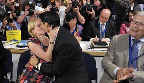 Những giây phút tình tứ của vợ chồng Bộ trưởng Đức gốc Việt