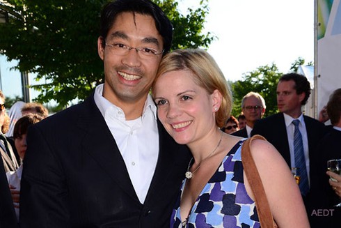 Những giây phút tình tứ của vợ chồng Bộ trưởng Đức gốc Việt