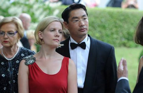 Những giây phút tình tứ của vợ chồng Bộ trưởng Đức gốc Việt