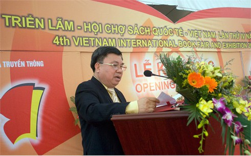 Triển lãm quốc tế sách lần thứ 4:Hàng nghìn người đến tham quan và mua sách