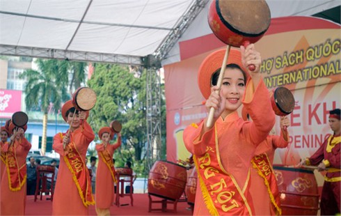 Triển lãm quốc tế sách lần thứ 4:Hàng nghìn người đến tham quan và mua sách