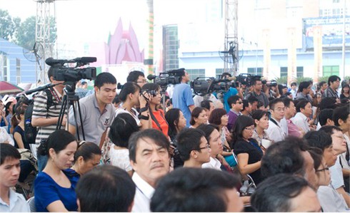 Triển lãm quốc tế sách lần thứ 4:Hàng nghìn người đến tham quan và mua sách