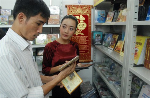 Triển lãm quốc tế sách lần thứ 4:Hàng nghìn người đến tham quan và mua sách